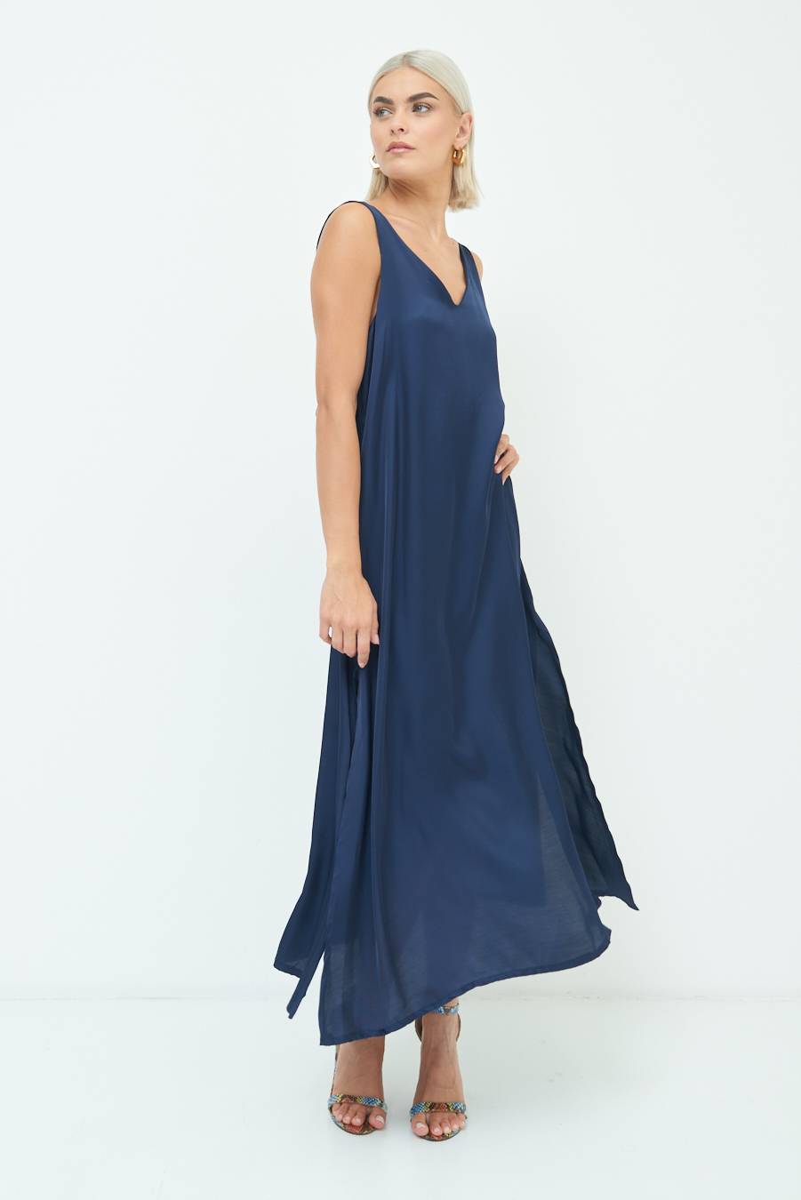 Kikisix ABITO LUNGO SMANICATO CON SPACCHI BLU Consegna Veloce