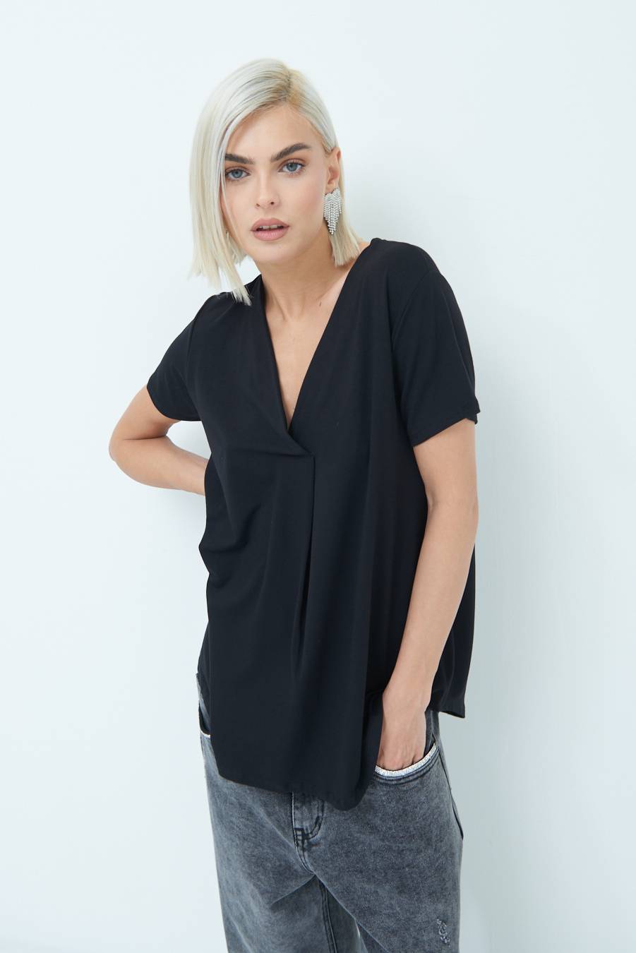 Kikisix MAGLIA VISCOSA MANICA CORTA NERO Outlet