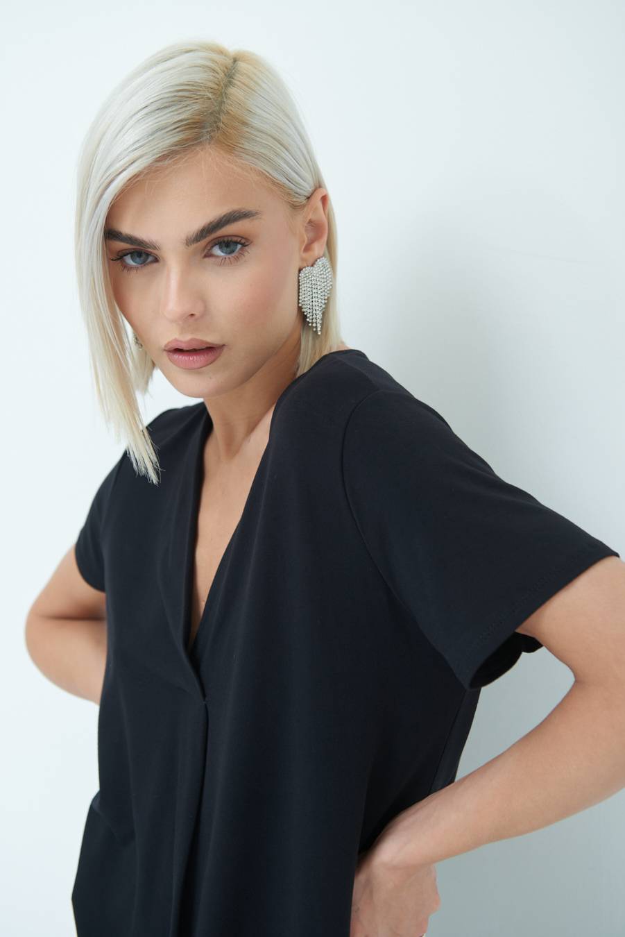Kikisix MAGLIA VISCOSA MANICA CORTA NERO Outlet