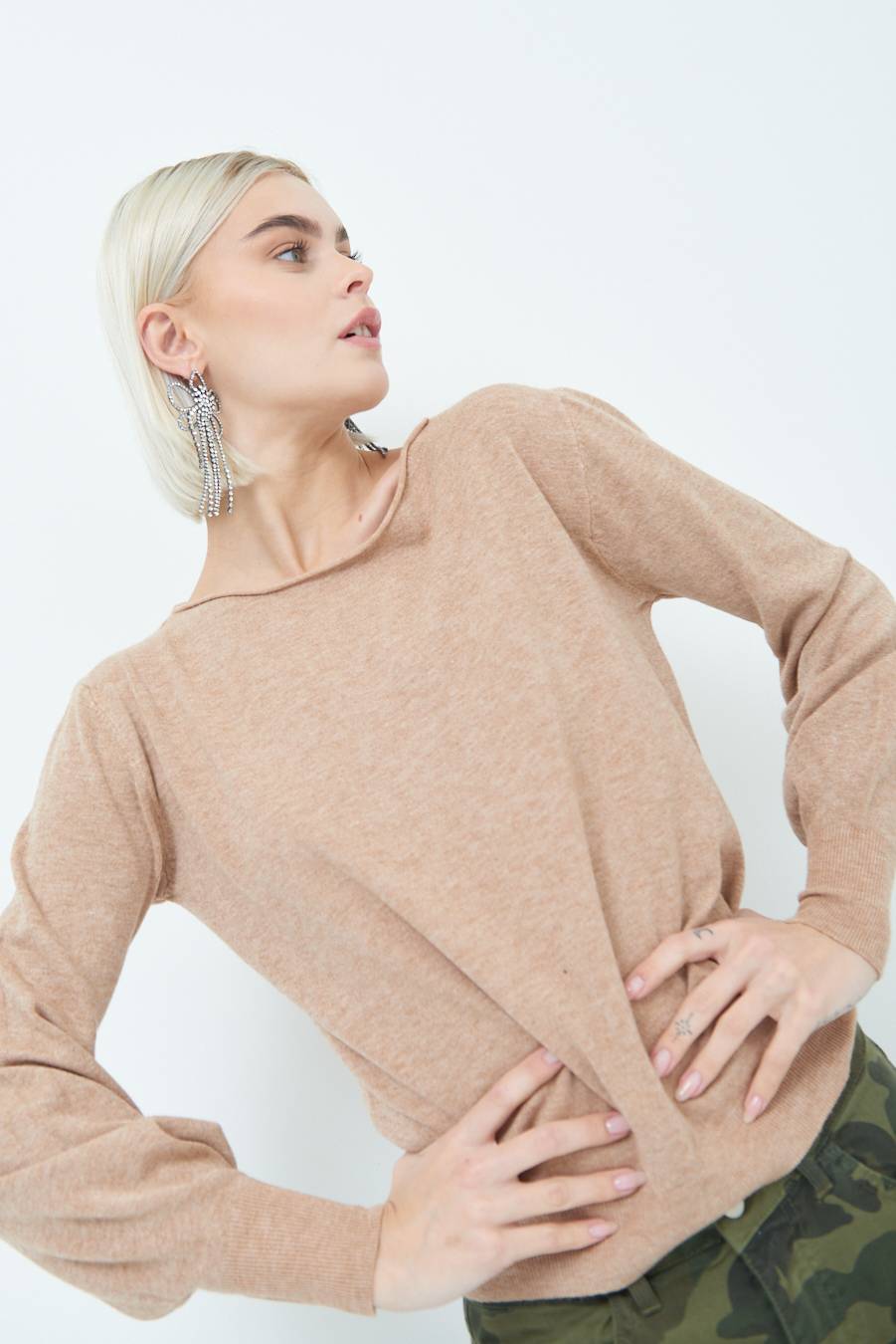 Kikisix MAGLIA REGOLARE SCOLLO BARCA CAMMELLO Saldi Di Fabbrica
