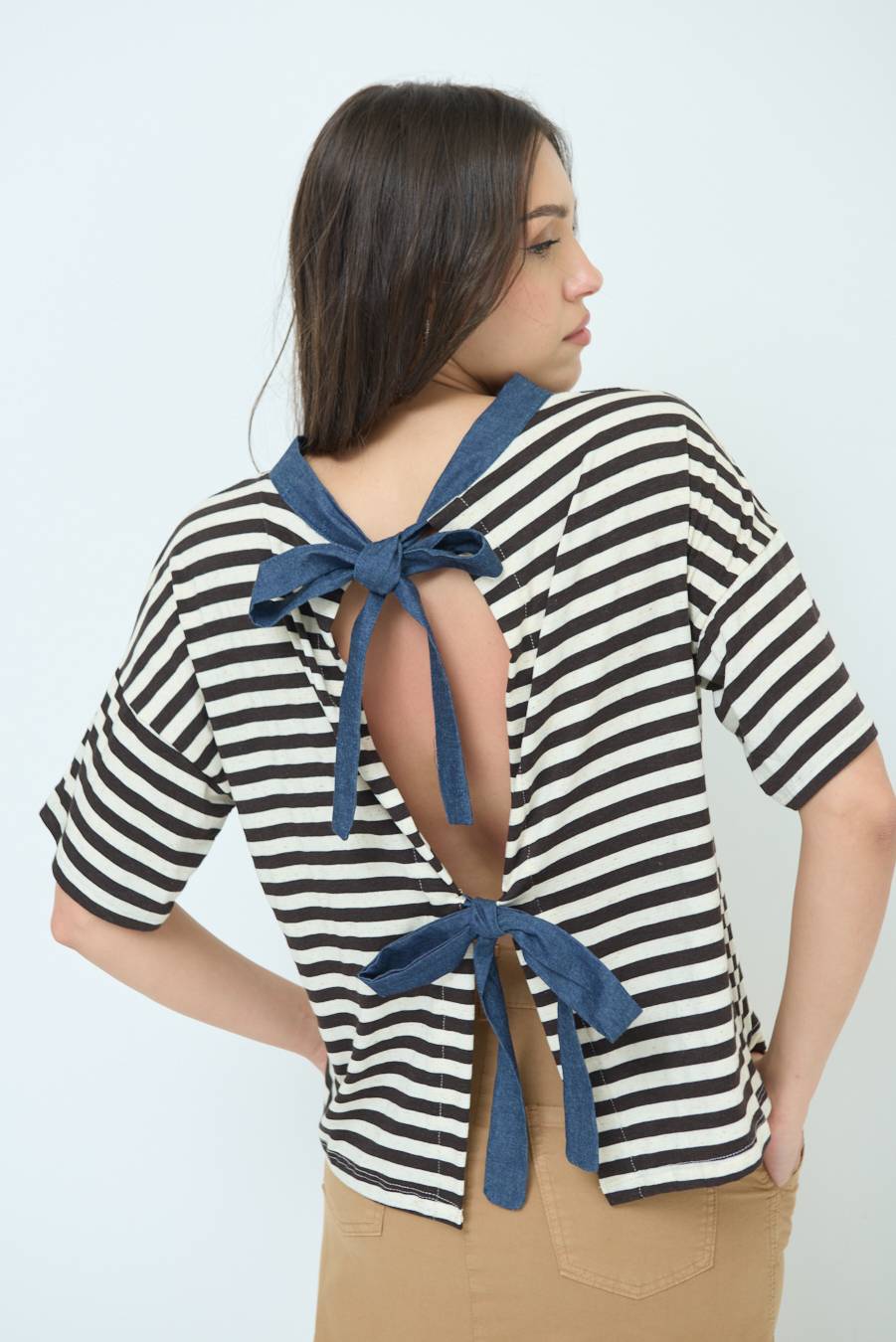 Kikisix T-SHIRT OVER RIGA CON FIOCCHI VISCOSA/LINO MORO Offerte
