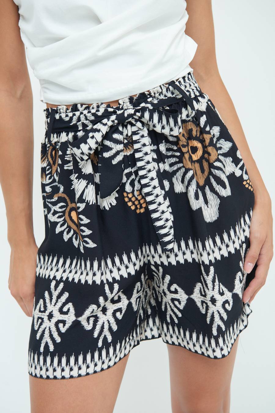 Kikisix SHORTS CON CINTURA STAMPA BALZA NERO Convenienza