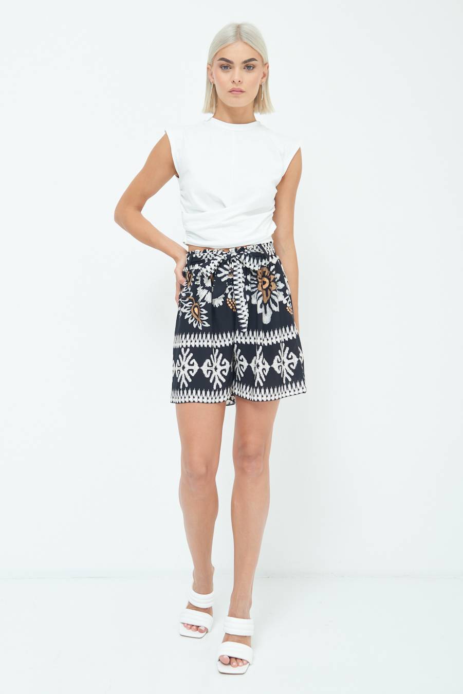 Kikisix SHORTS CON CINTURA STAMPA BALZA NERO Convenienza
