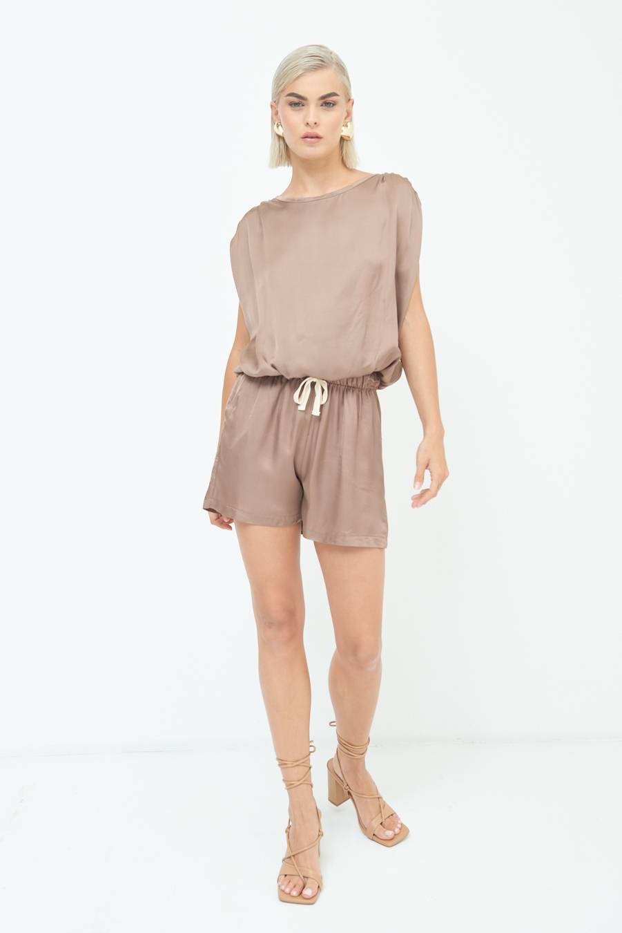 Kikisix SHORTS RASO CON LACCIO CONTRASTO TABACCO Offerta