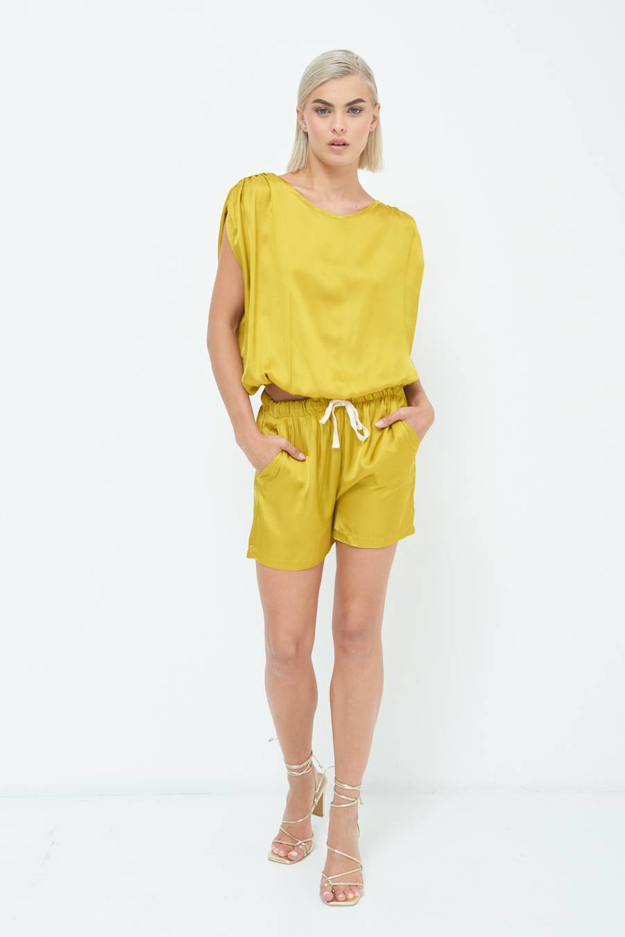 Kikisix SHORTS RASO CON LACCIO CONTRASTO SENAPE Economico