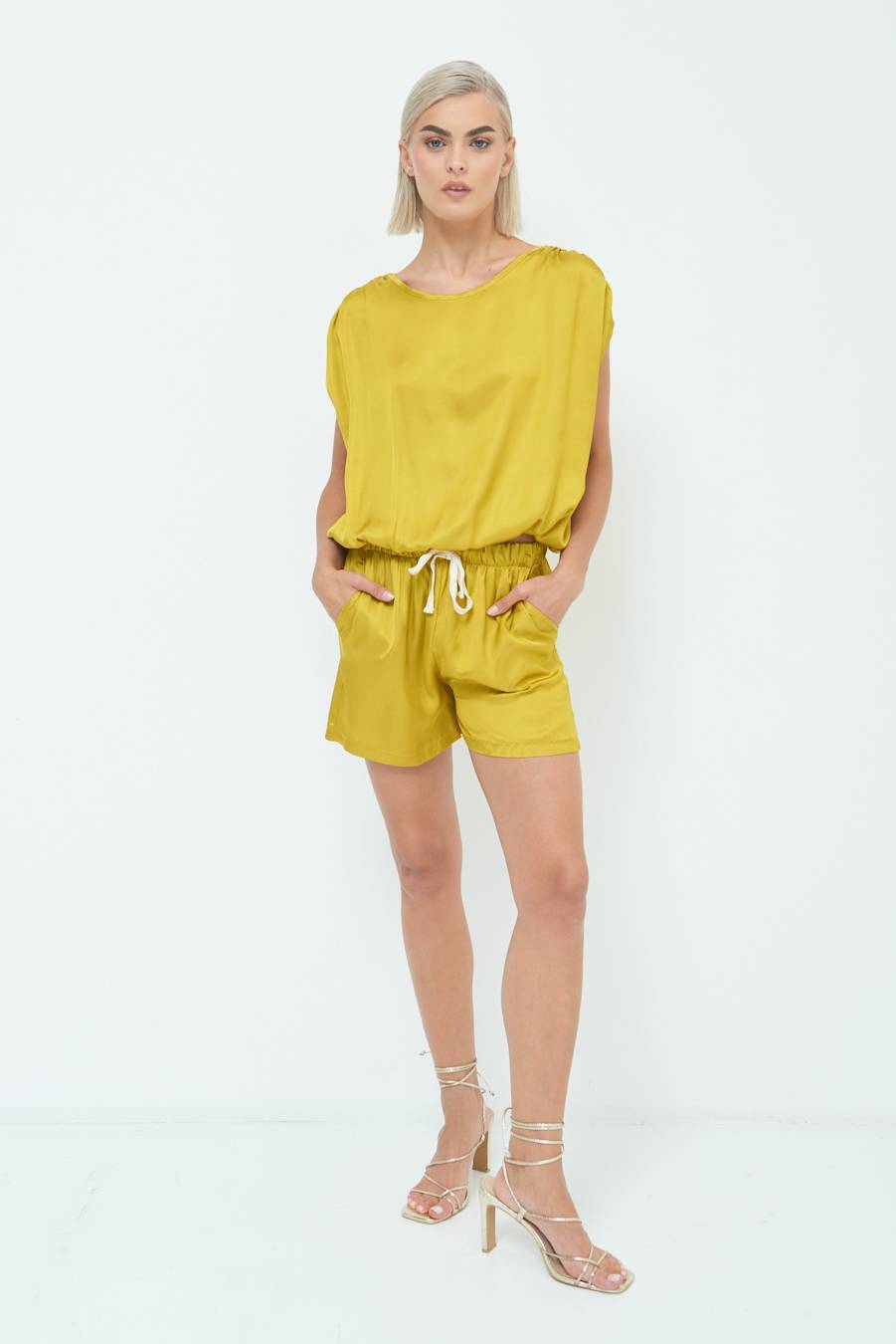 Kikisix SHORTS RASO CON LACCIO CONTRASTO SENAPE Economico