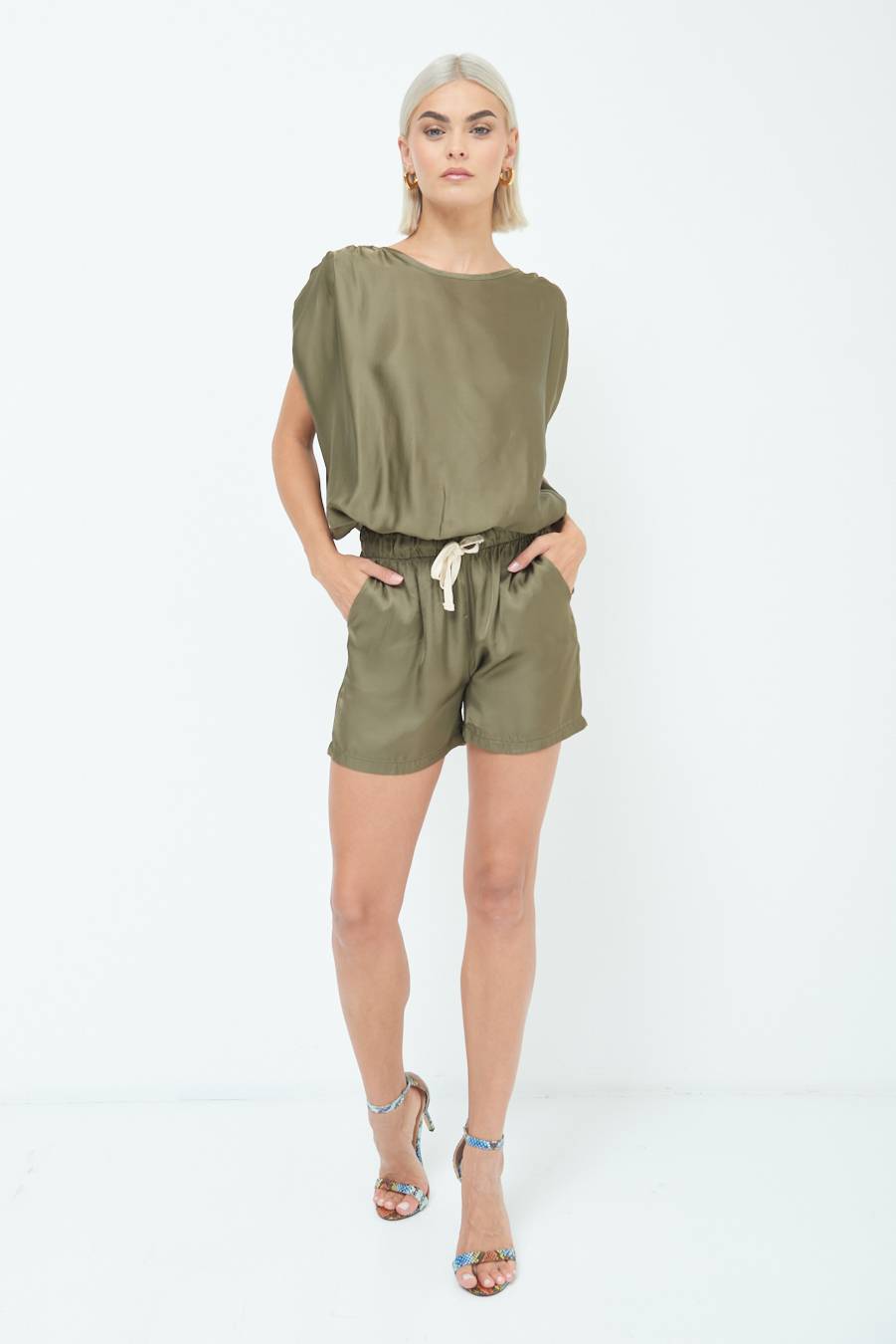 Kikisix SHORTS RASO CON LACCIO CONTRASTO VERDE MILITARE Online