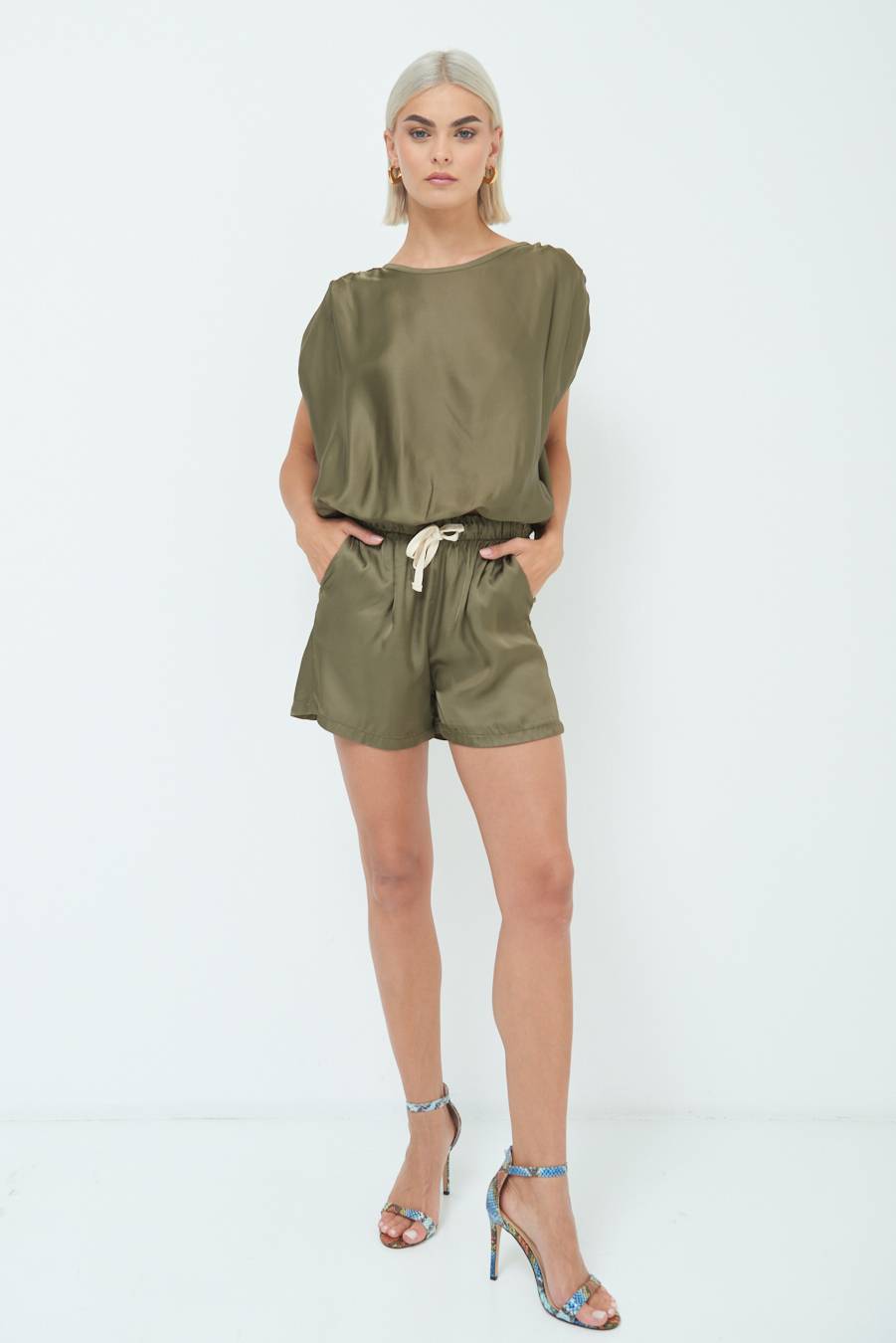 Kikisix SHORTS RASO CON LACCIO CONTRASTO VERDE MILITARE Online