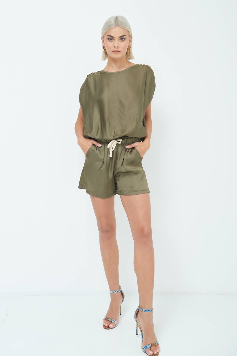 Kikisix SHORTS RASO CON LACCIO CONTRASTO VERDE MILITARE Online