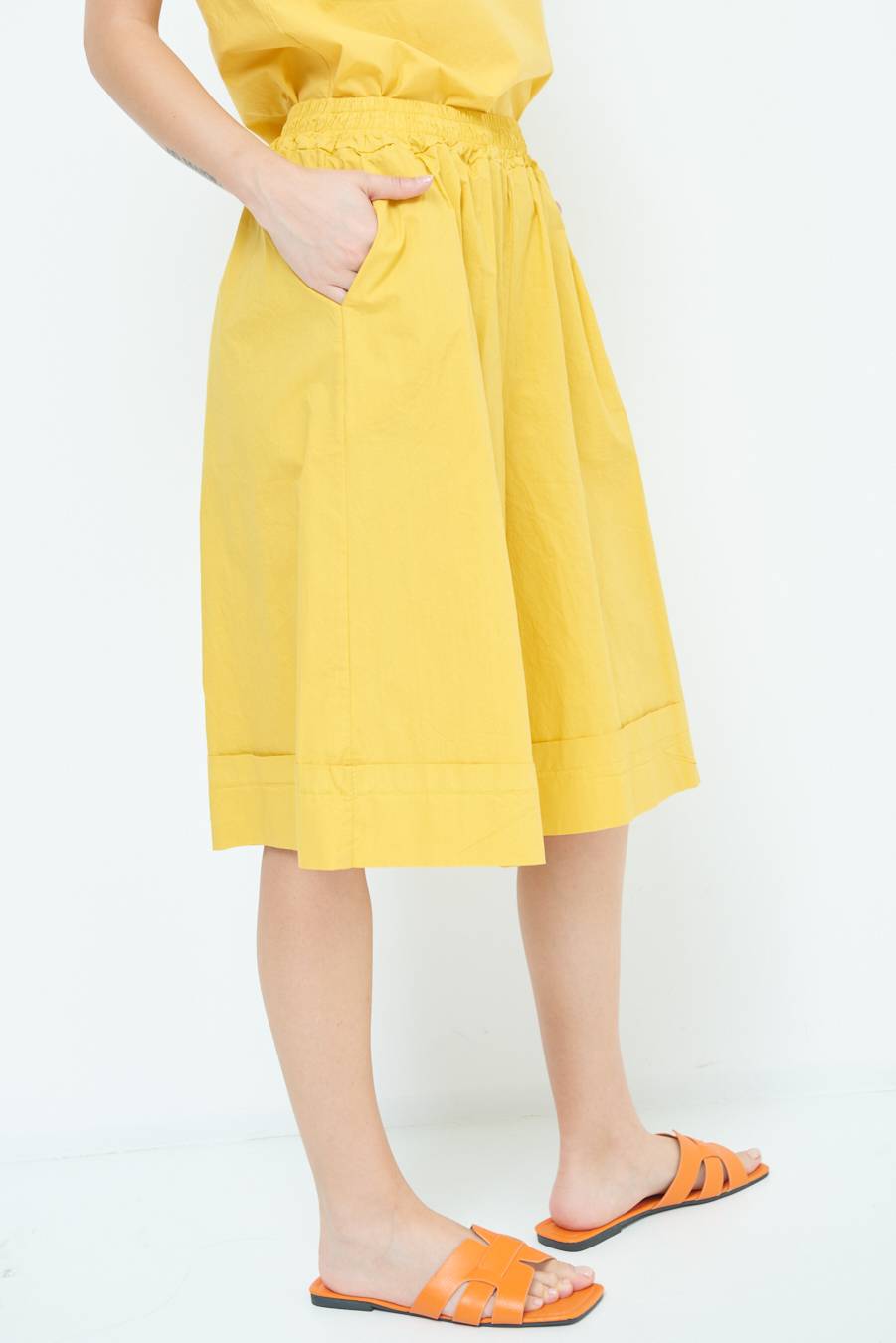 Kikisix PANTALONE CROP CON RISVOLTO SENAPE In Saldo