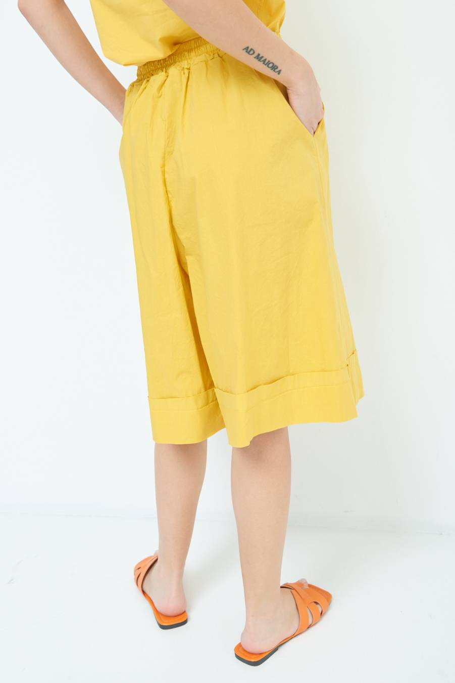 Kikisix PANTALONE CROP CON RISVOLTO SENAPE In Saldo