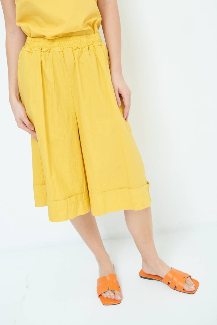 Kikisix PANTALONE CROP CON RISVOLTO SENAPE In Saldo