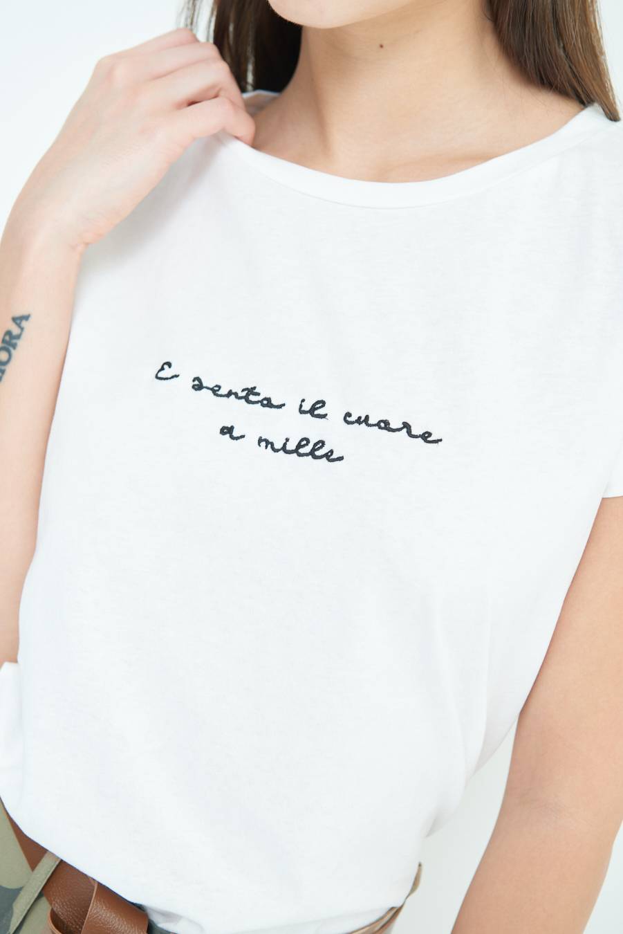 Kikisix T-SHIRT "E SENTO IL CUORE A MILLE" PANNA Moda
