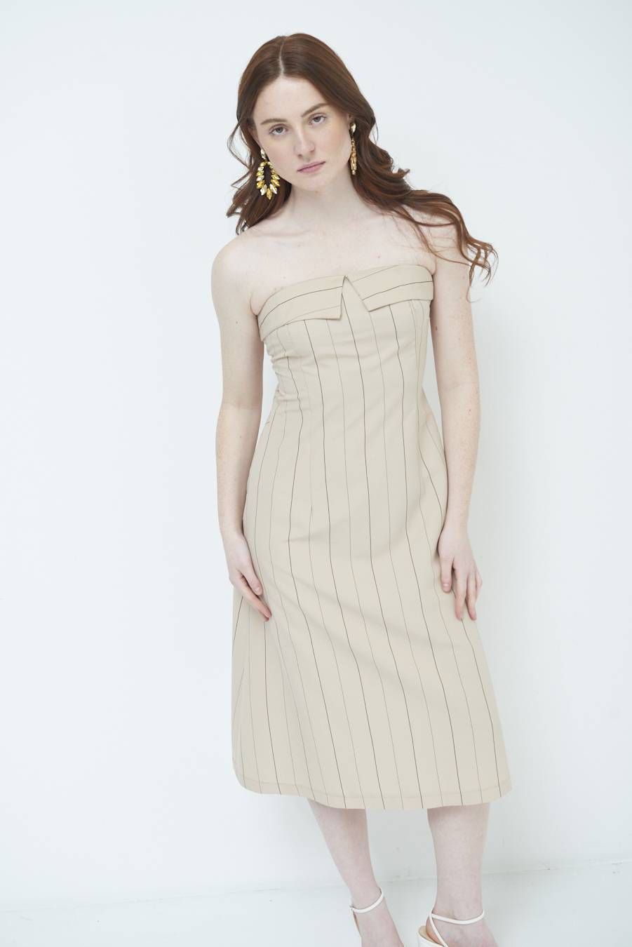 Kikisix ABITO CON RISVOLTO SENO BEIGE Offerta
