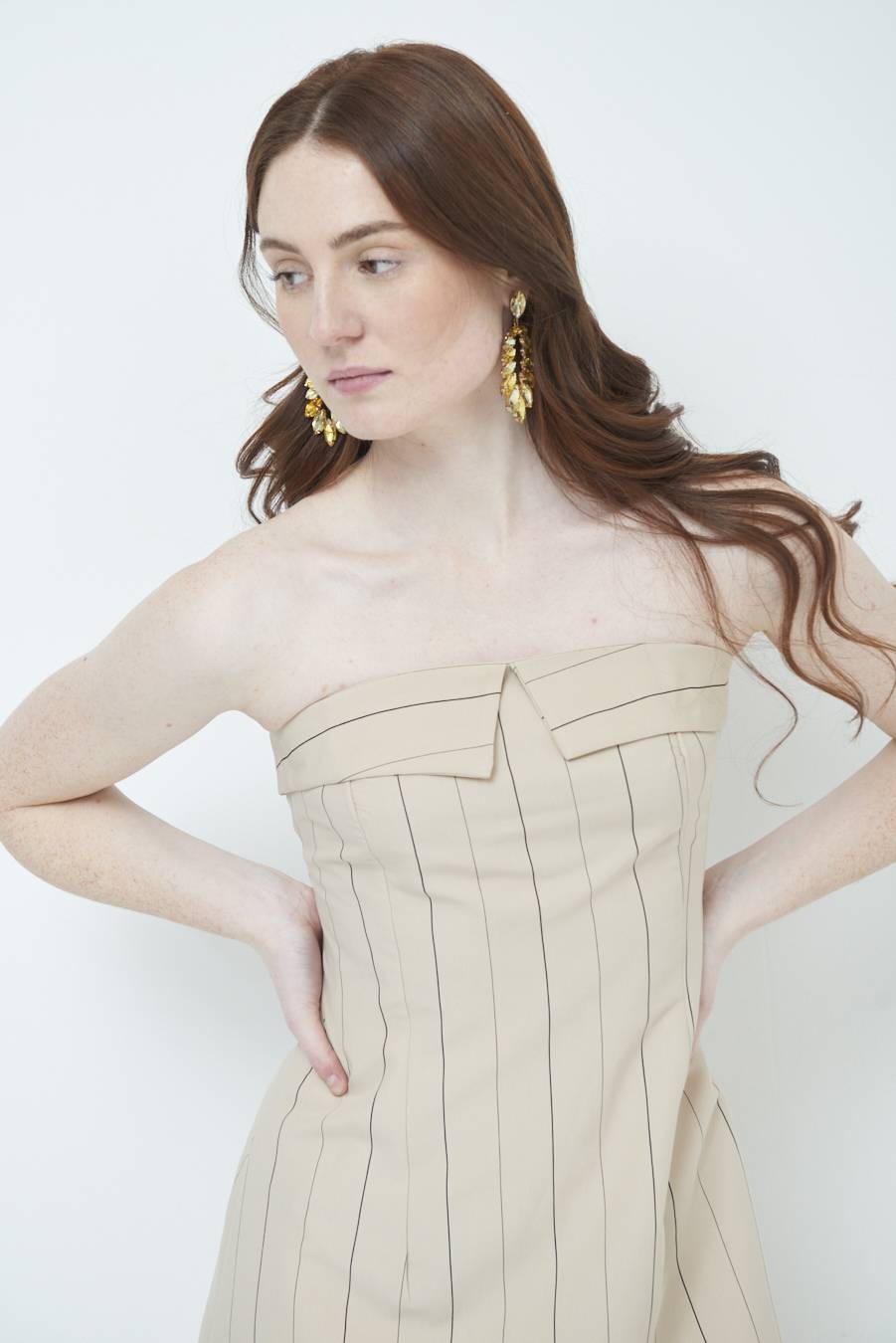Kikisix ABITO CON RISVOLTO SENO BEIGE Offerta
