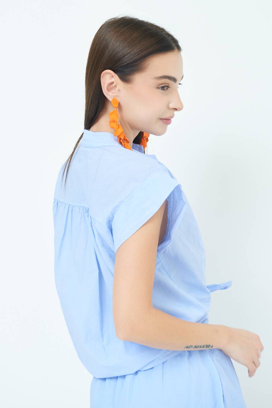 Kikisix CAMICIA SMANICATA CON NODO AZZURRO Fornitura limitata