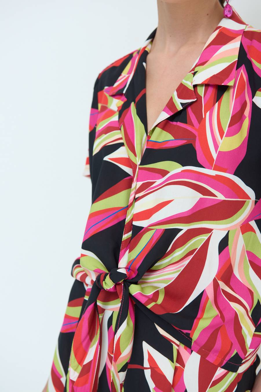 Kikisix CAMICIA ANNODATA STAMPATA A FOGLIE COLORATE NERO Offerta per la Festa della Mamma