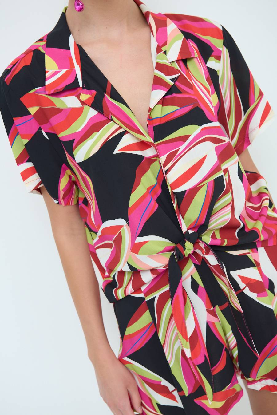 Kikisix CAMICIA ANNODATA STAMPATA A FOGLIE COLORATE NERO Offerta per la Festa della Mamma