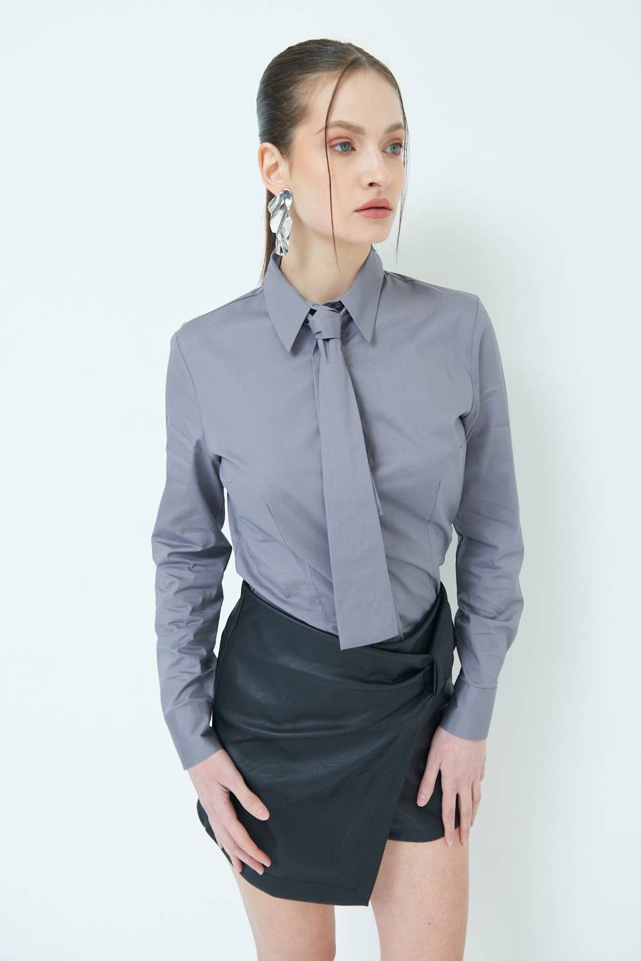 Kikisix CAMICIA CON CRAVATTA IN TINTA GRIGIO Prezzo basso