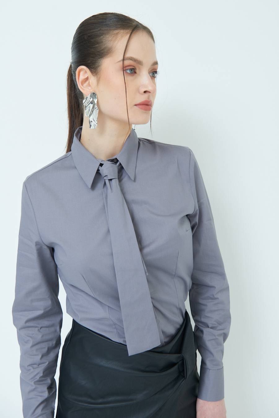 Kikisix CAMICIA CON CRAVATTA IN TINTA GRIGIO Prezzo basso