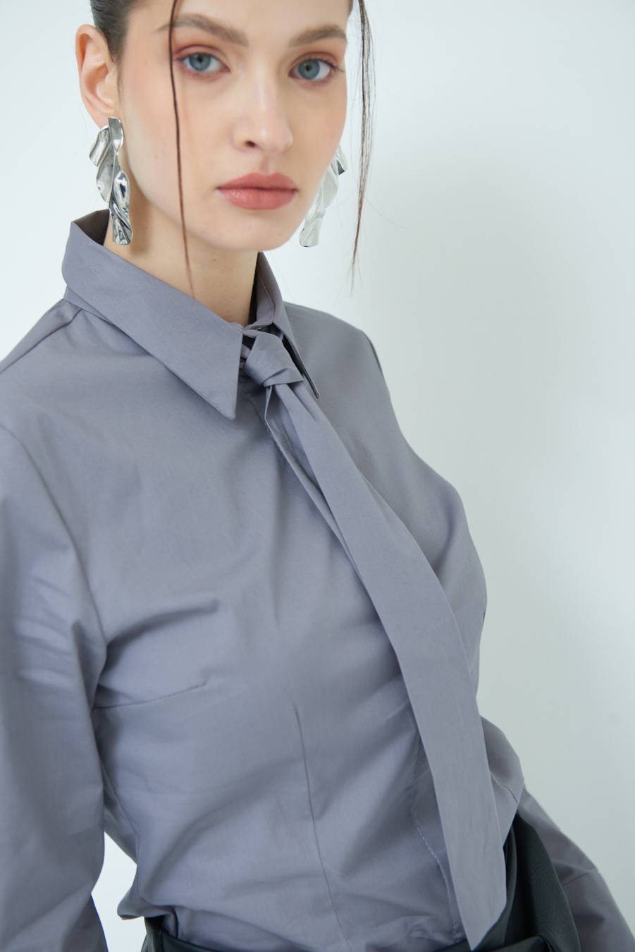 Kikisix CAMICIA CON CRAVATTA IN TINTA GRIGIO Prezzo basso