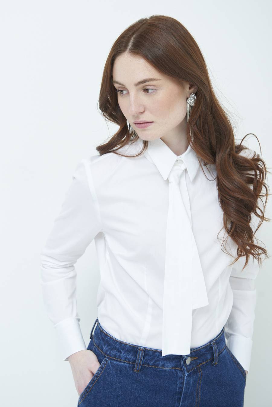 Kikisix CAMICIA CON CRAVATTA IN TINTA BIANCO Latest stili