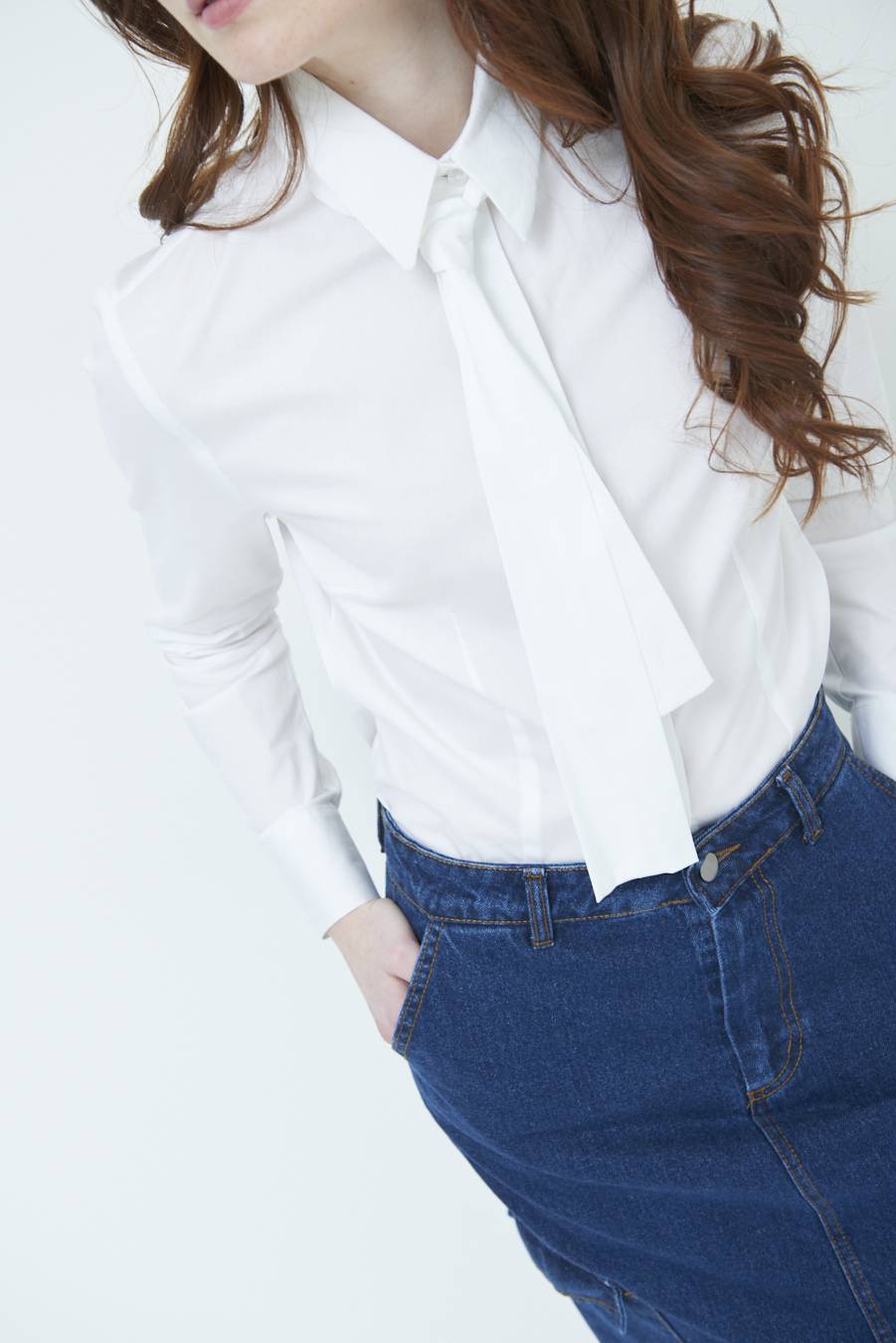 Kikisix CAMICIA CON CRAVATTA IN TINTA BIANCO Latest stili