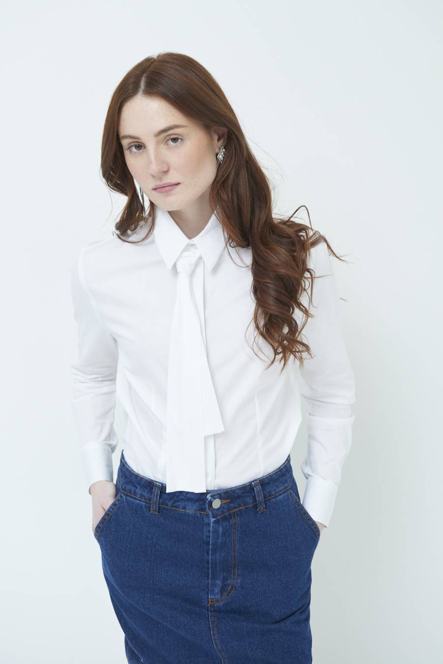 Kikisix CAMICIA CON CRAVATTA IN TINTA BIANCO Latest stili