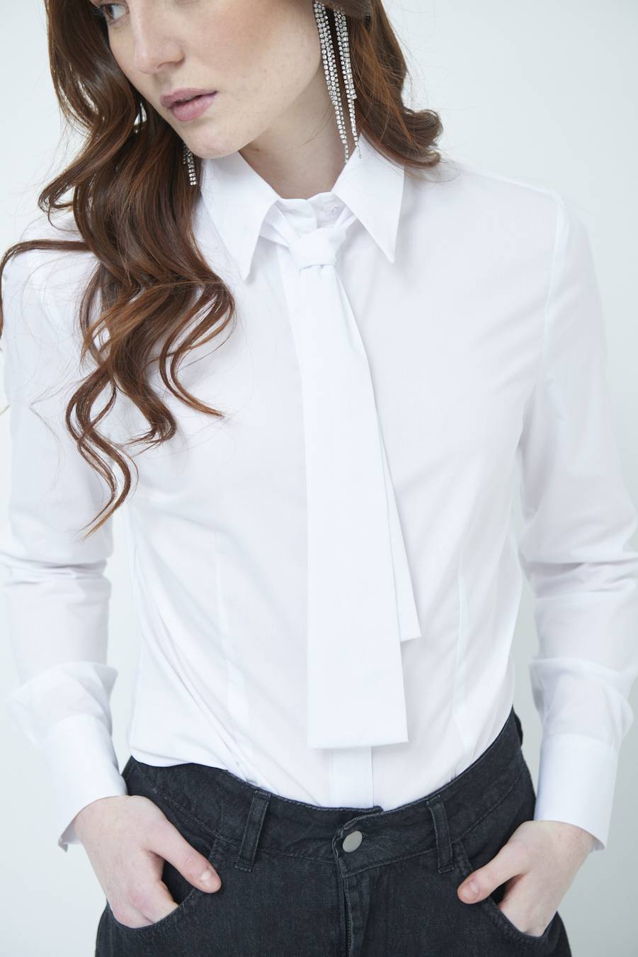 Kikisix CAMICIA CON CRAVATTA IN TINTA BIANCO Fino al 60% di sconto