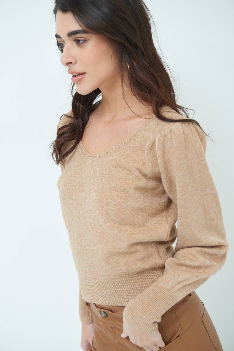 Kikisix MAGLIA SCOLLO V CON MANICA INCRESPATA CAMMELLO Only for today
