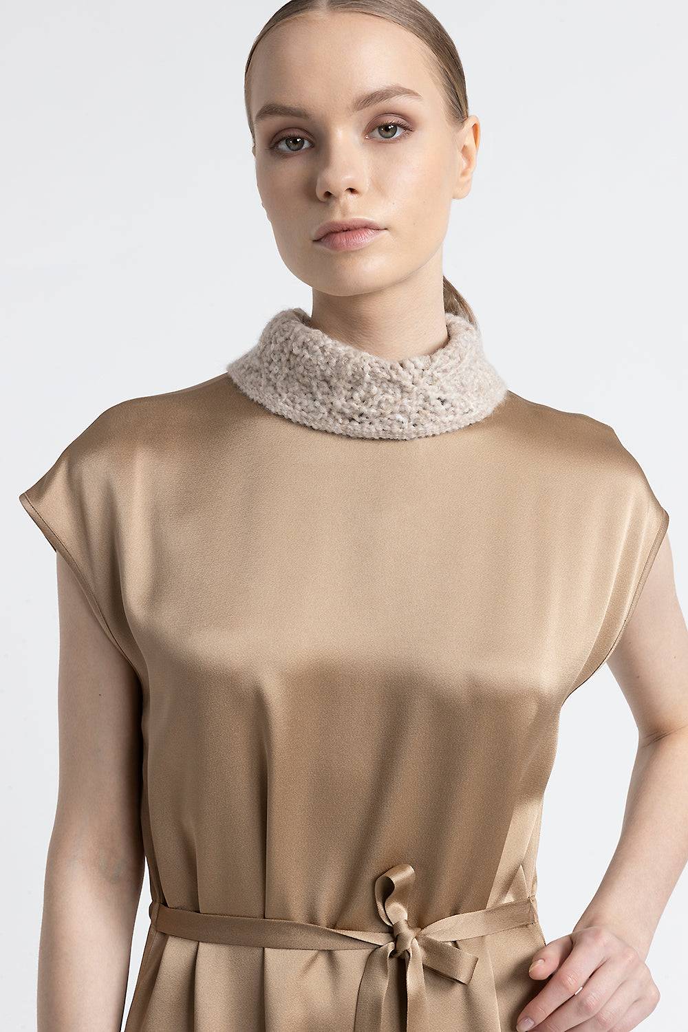 Peserico Abito midi satinato con collo a cratere Latest fashion