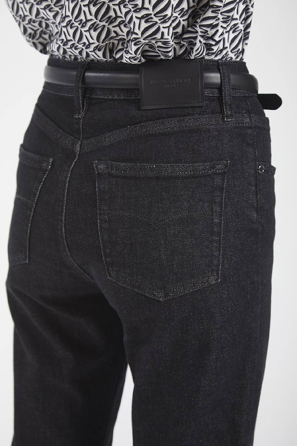 Piazza Sempione KRISTEN Pantalone 5 tasche slim fit in denim nero Presa