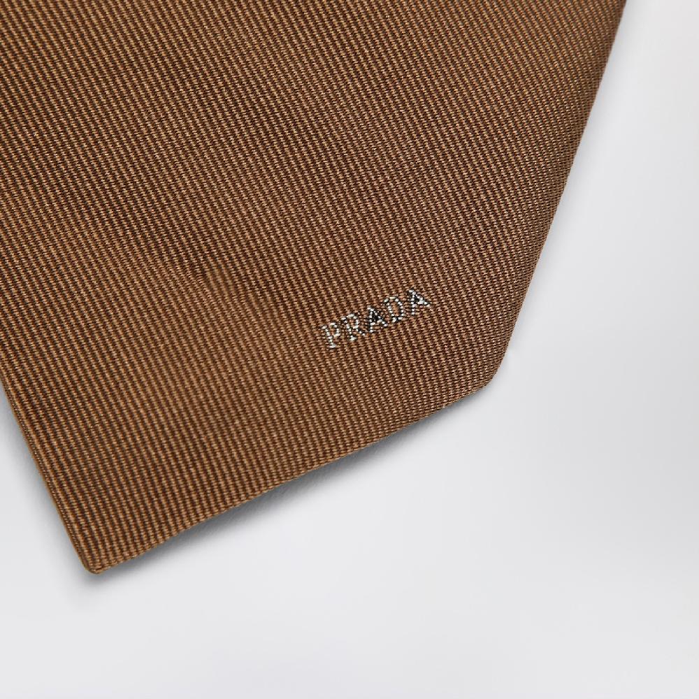 Prada Cravatta color caramello in seta con logo Offerta Giorno del Papà