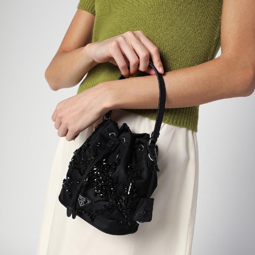 Prada Mini borsa nera in Re-Nylon con ricami Offerta esclusiva