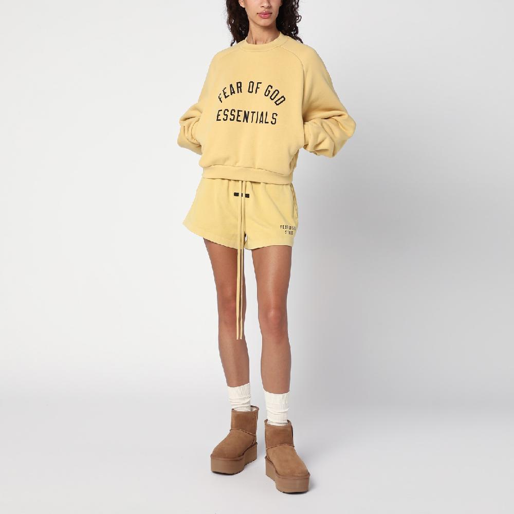 Fear of God Essentials Short color ambra con logo Sostegno trimestrale