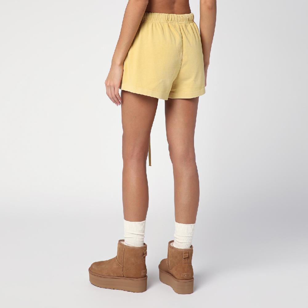 Fear of God Essentials Short color ambra con logo Sostegno trimestrale