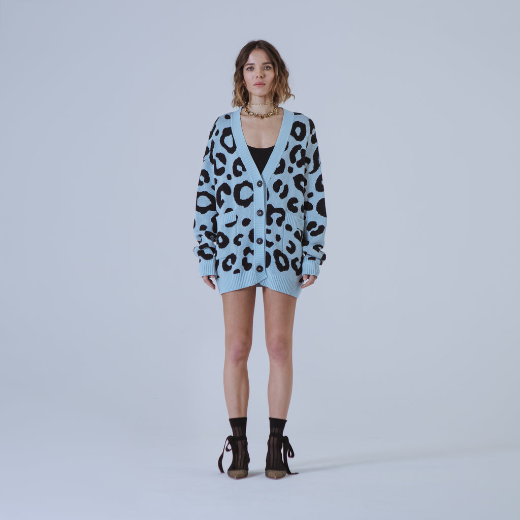 Sveta Milano Cardigan lungo jacquard Georgia in azzurro e nero Sostegno trimestrale