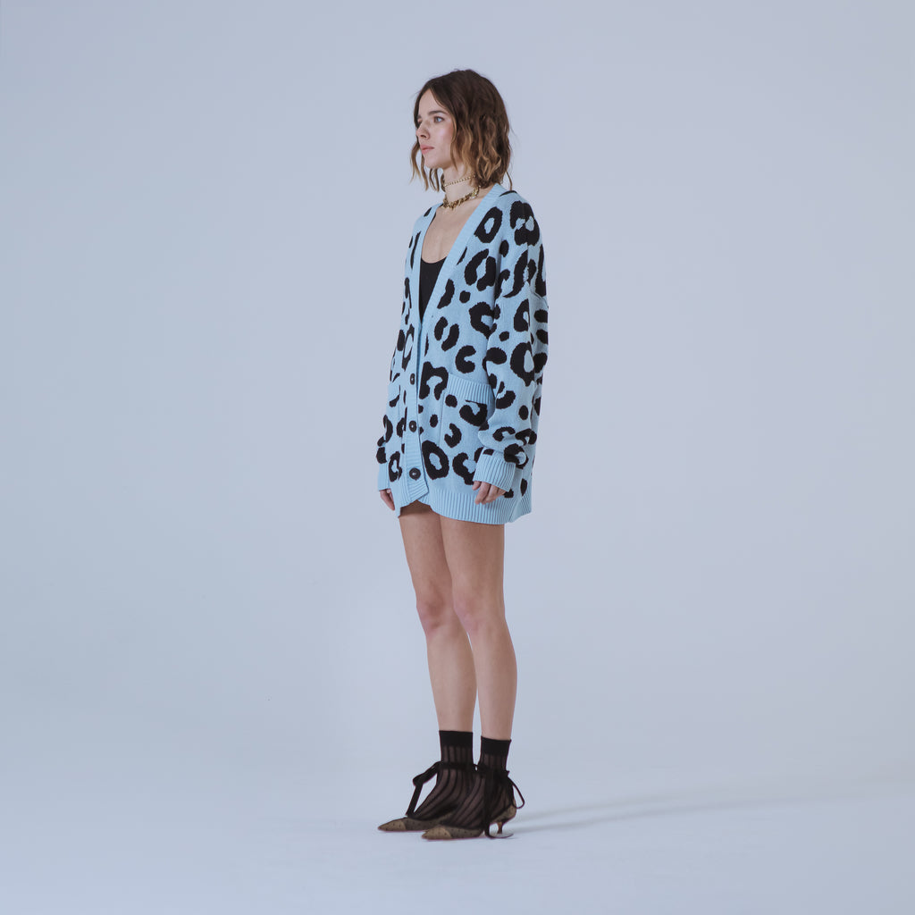 Sveta Milano Cardigan lungo jacquard Georgia in azzurro e nero Sostegno trimestrale