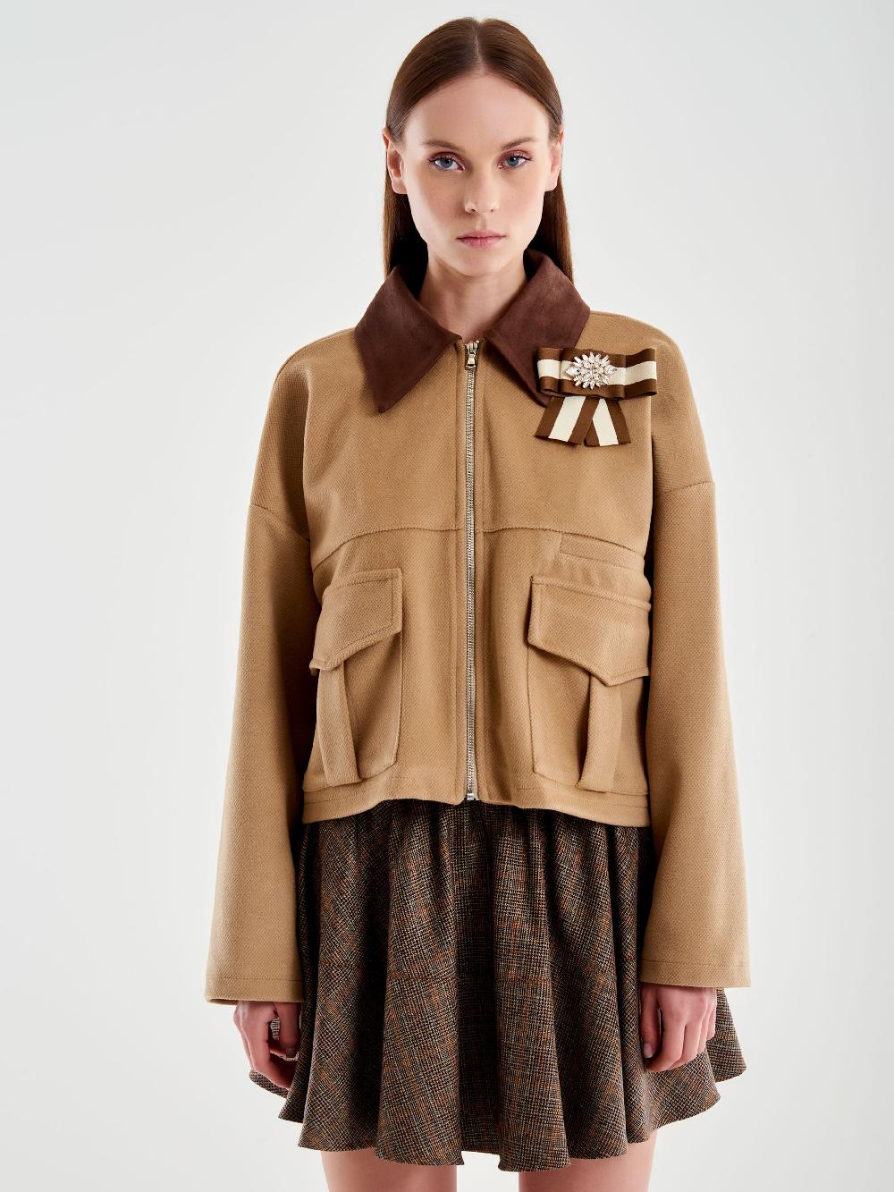 Vicolo Giacca Cropped con Spilla Gioiello Beige Grande vendita