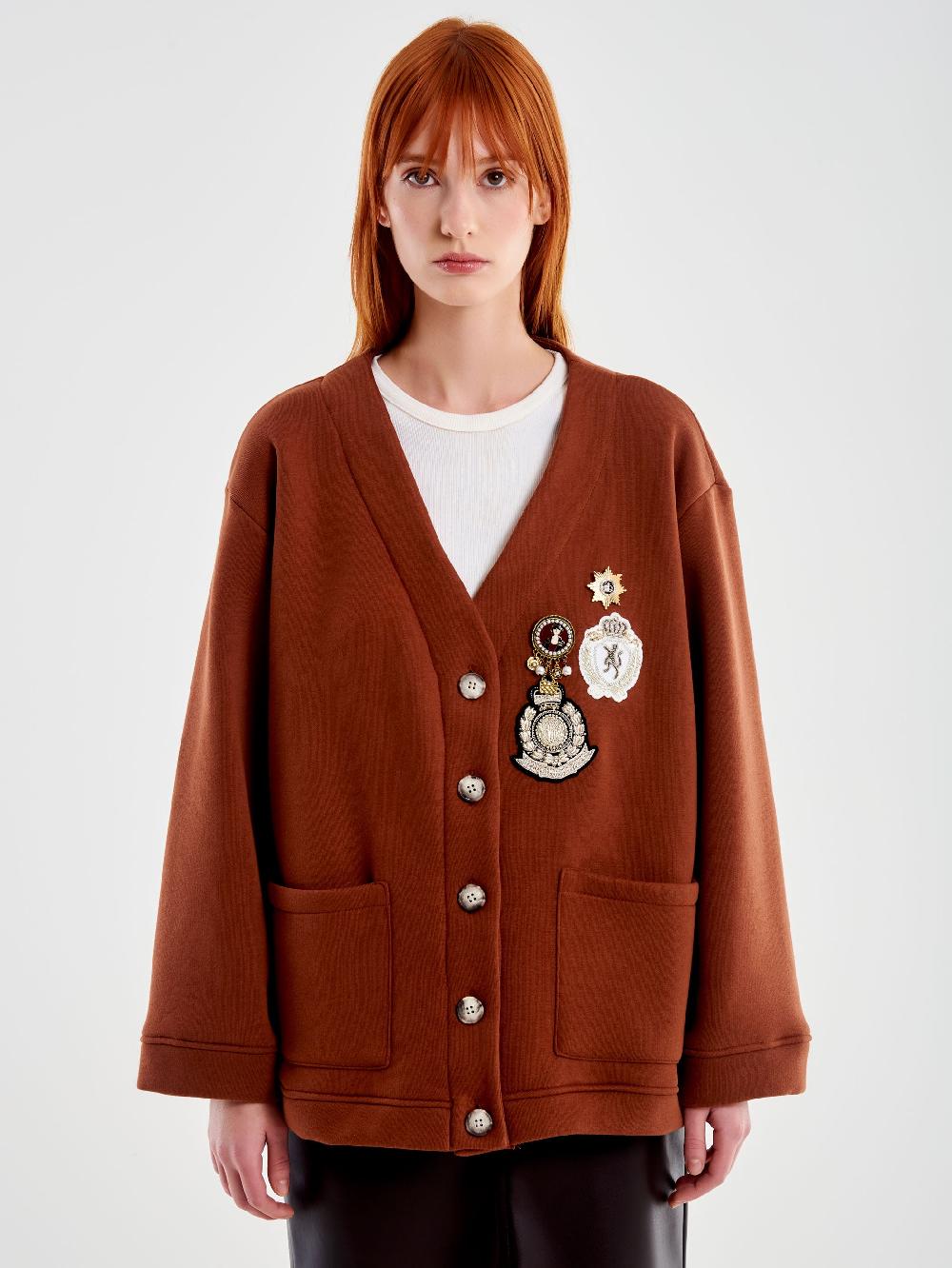 Vicolo Cardigan in Felpa con Patch e Spille Marrone Ultimi tre giorni