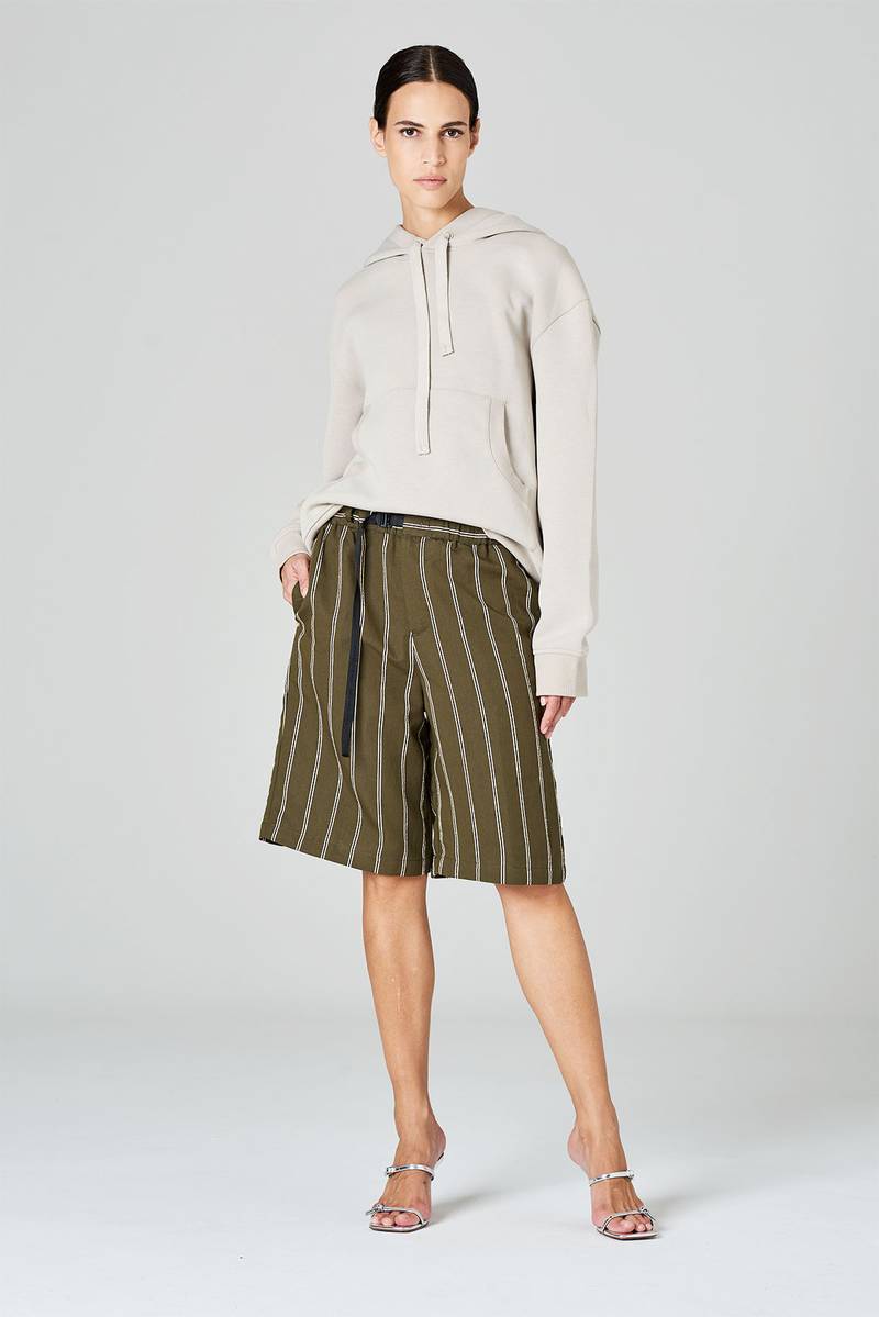 White sand Bermuda gamba ampia in tessuto rigato misto viscosa