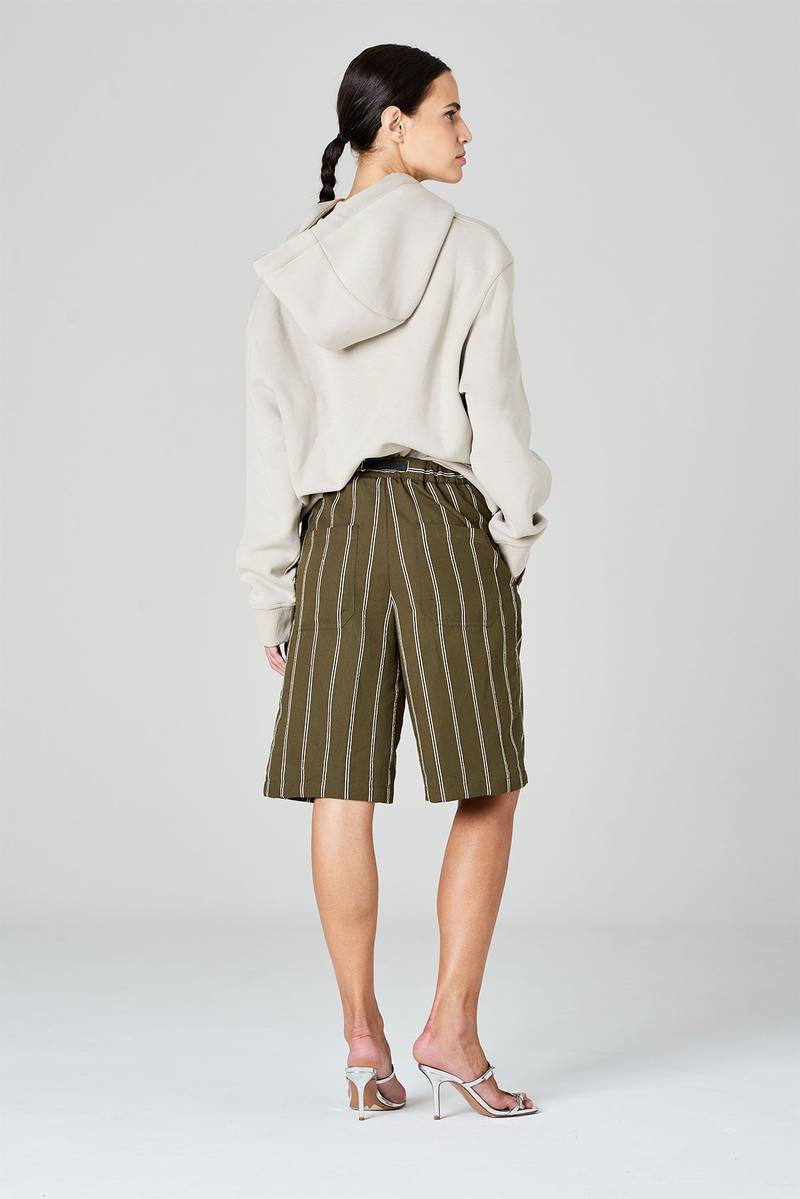 White sand Bermuda gamba ampia in tessuto rigato misto viscosa Comprane uno, ottenene uno gratis