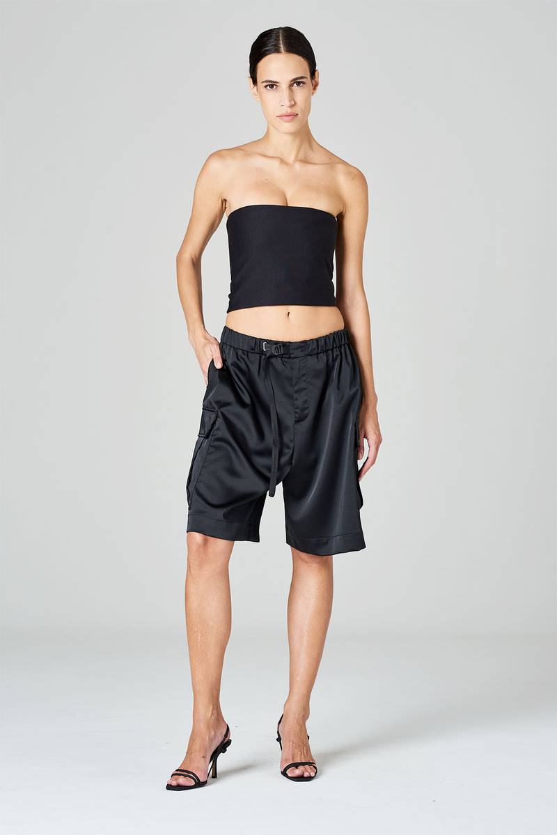 White sand Bermuda cargo gamba ampia in satin