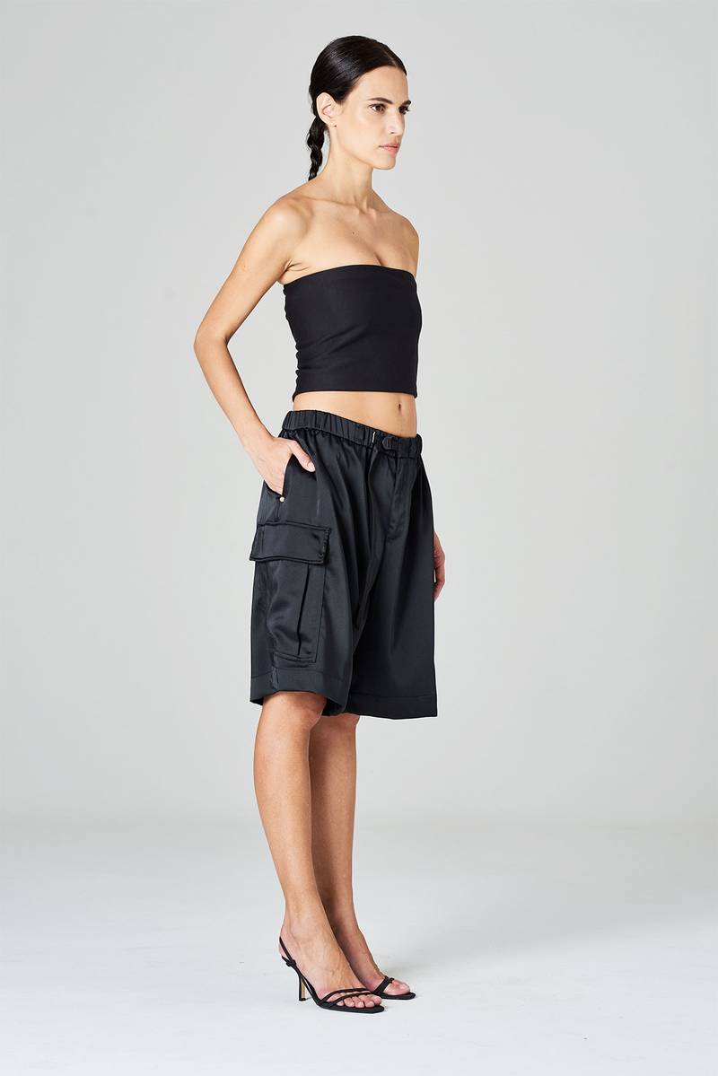 White sand Bermuda cargo gamba ampia in satin Offerte giornaliere