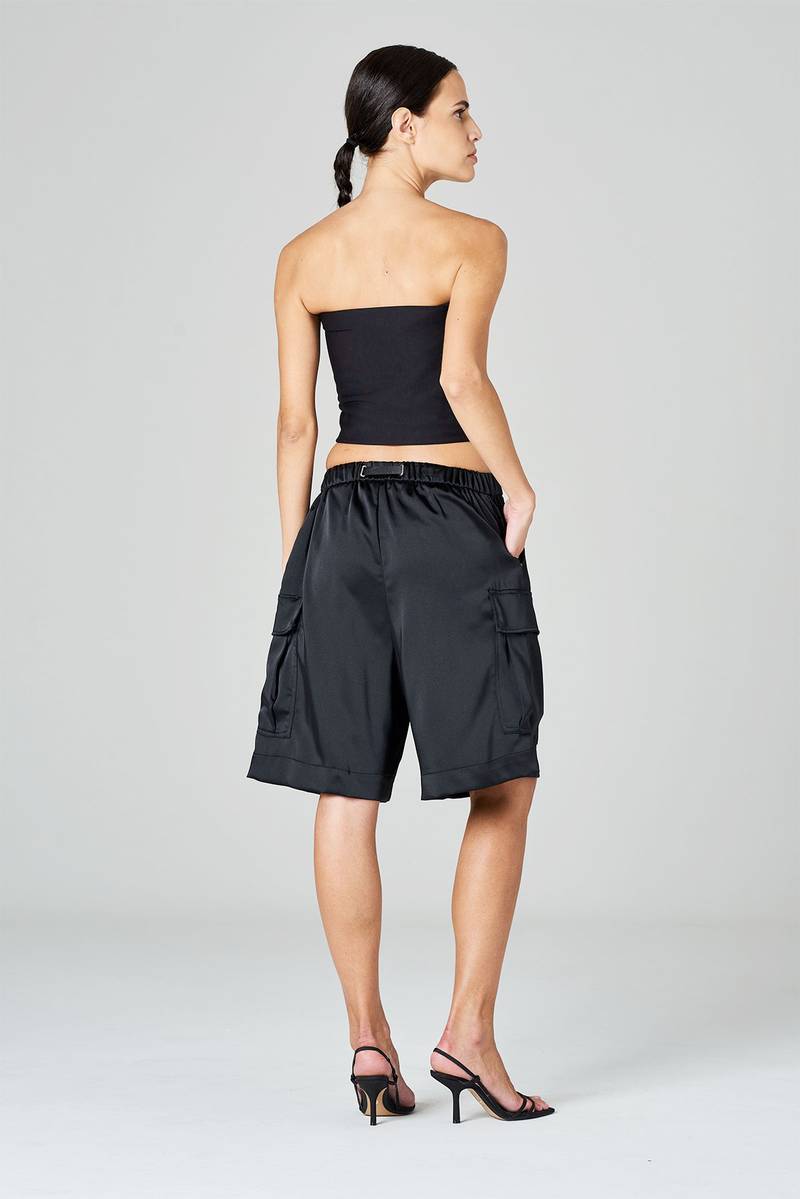 White sand Bermuda cargo gamba ampia in satin Offerte giornaliere